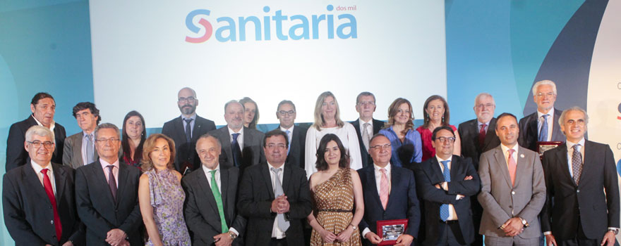 Foto de familia de premiados y autoridades al acabar el acto.