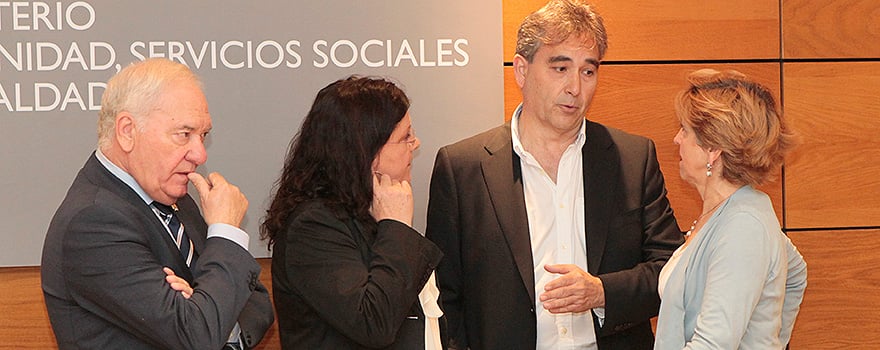 Florentino Pérez Raya y Manuel Cascos dialogan con las consejeras balear y cántabra Patricia Gómez y María Luisa Real.