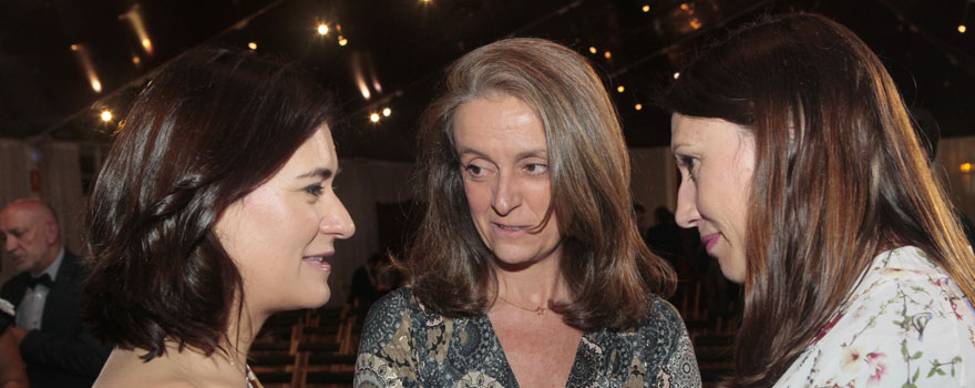 Carmen Montón dialogando con Ana Ojanguren, directora de Relaciones Institucionales de Vertex y Maribel Gómez, de Vertex Farmacéutica.