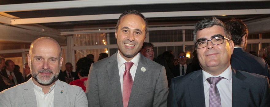 Luis Mosquera, presidente de la Asociación Española de Ingeniería Hospitalaría (AEIH); Ahmed Hababou; José Ángel Gallardo, director de instalaciones de Carburos Metálicos.