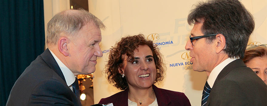 Vytenis Andriukaitis, Dolors Montserrat y Humberto Arnés, director general de Farmaindustria.