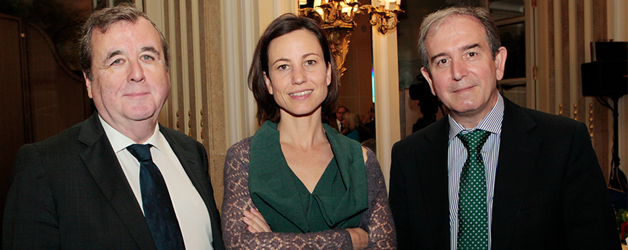 Alfredo Gaudes, secretario general del Colegio de Médicos de Zaragoza; Mónica Terán, vocal de Médicos en Formación de la OMC; José Luis Labat, director de Comunicación del Colegio de Médicos de Zaragoza.