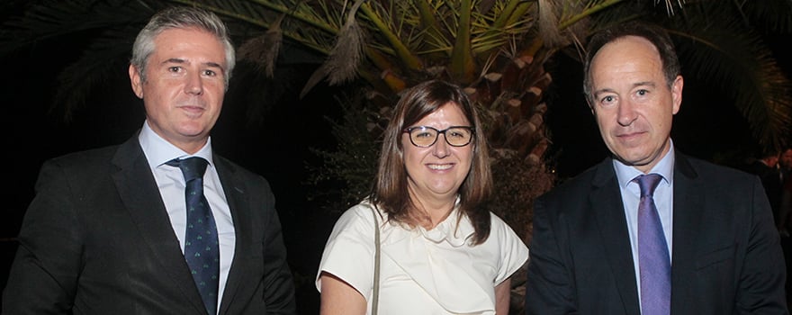 Gonzaga Garat, director de Relaciones Institucionales de General Electric para España; Regina Leal, gerente del Sescam; y Luis Campo, presidente de General Electric Healthcare España. 