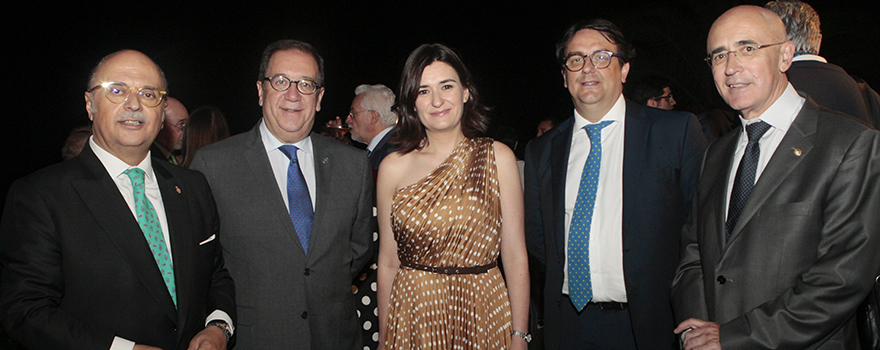 Pedro Hidalgo, presidente del Colegio de Médicos de Badajoz; Cecilio Venegas, presidente del Colegio de Farmacéuticos de Badajoz; Carmen Montón; José María Vergeles y Carlos Arjona, presidente del Colegio de Médicos de Cáceres. 