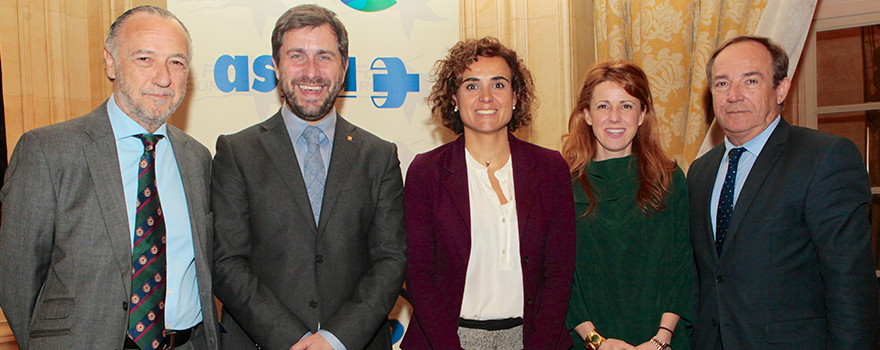 José María Pino, presidente de Sanitaria 2000, Albert Comín, la ministra Montserrat, Julieta de Micheo, jefa de gabinete de la ministra, y Javier Castrodeza, secretario general de Sanidad. 