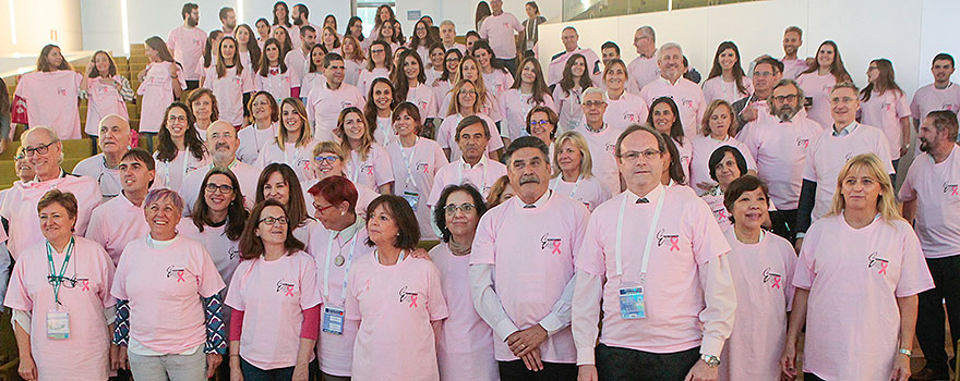 El día 19 de cotubre. con motivo del Día Mundila contra el cáncer de mama, la organización repartió camisetas y lazos rosas entre los asistentes al congreso.