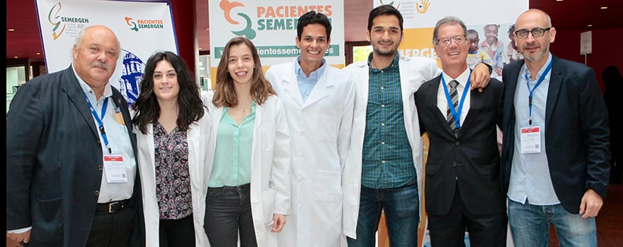 Isidoro Rivera, Fernando Gómez-Pamo y Jaime Alapont, con el grupo de voluntarios del circuito de salud del V Congreso de Semergen de Pacientes Crónicos.