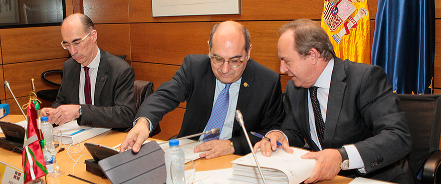 Jesús Vázquez Almuíña, Jon Darpón y José Javier Castrodeza momentos antes de que empiece el Consejo Interterritorial. 