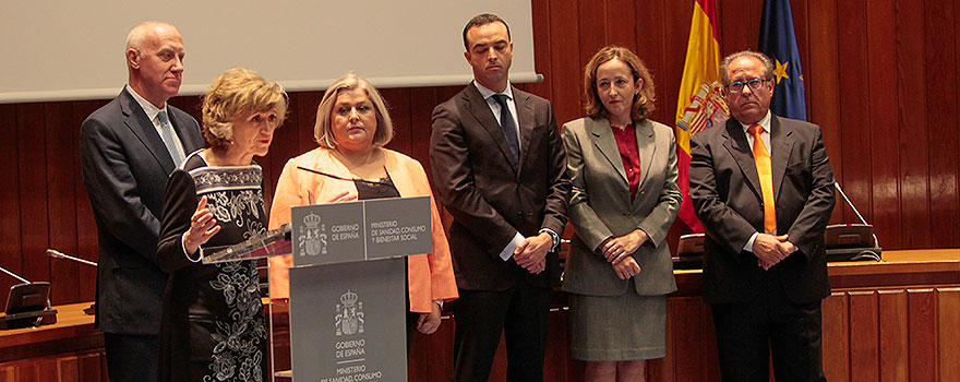 Los nuevos Altos Cargos atienden al discurso de la ministra María Luisa Carcedo.