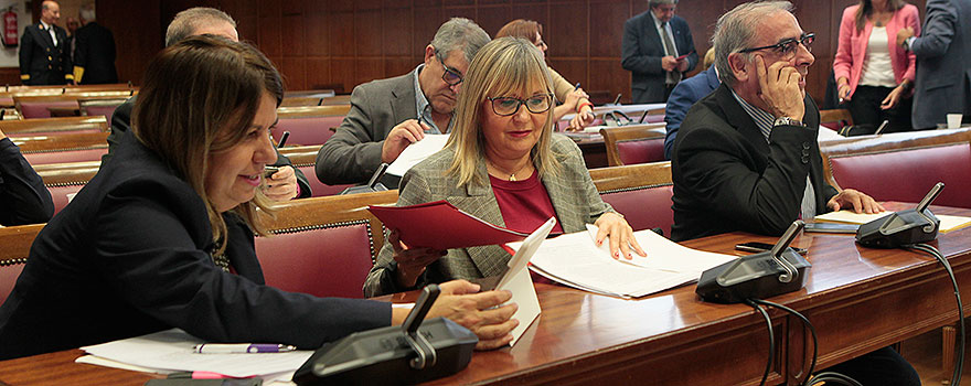 La senadora de Podemos, Concepción Palencia, y los socialistas, María Perla Borao y José Martínez Olmos. 