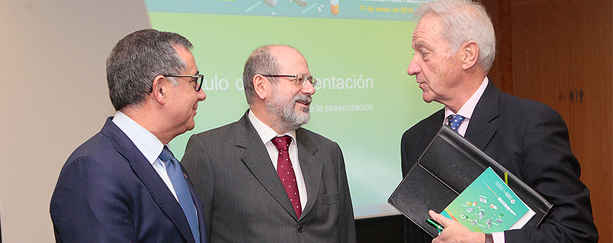 José Ramón López Suárez, vocal de de Distribución del Consejo General de Farmacéuticos y Luis Amaro, secretario del Consejo General, charlan con Juan Carlos Mampaso, director general de Sigre.