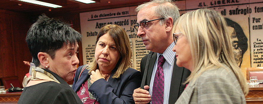 Nerea Ahedo charla con María Concepción Palencia, José Martínez Olmos y María Perla Borao.