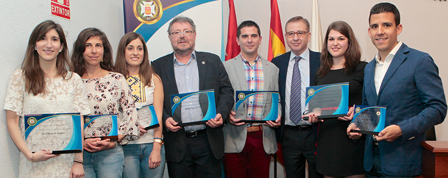 Los premiados posan junto con Jorge Andrada. 