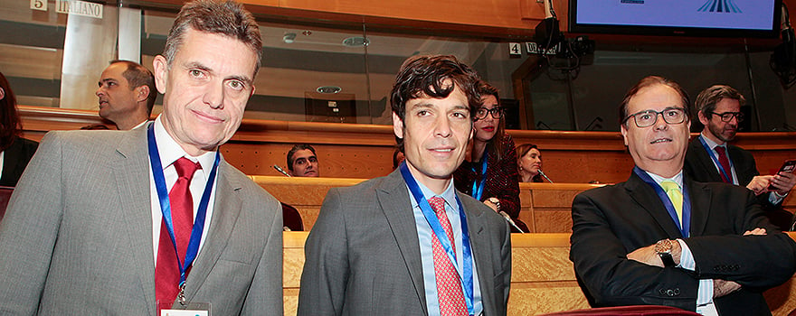 Carlos Govantes, de Normon; Lucas Sigman, director general de Chemo, y Ricardo Teixeira, director general de Teva en España. 