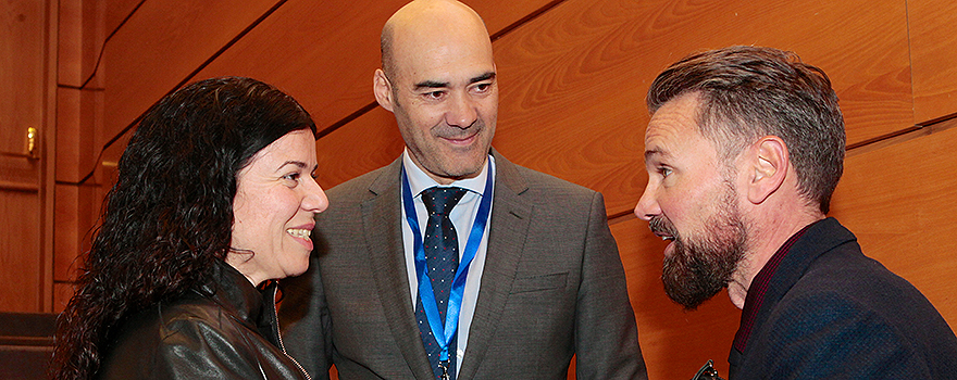 Patricia Lacruz, directora general de Farmacia de Comunidad Valenciana, y Sergio Marco, presidente del Consejo de Farmacéuticos de Comunidad Valenciana, charlan con Benito Prósper, director de Planificación, Evaluación y Farmacia de Baleares. 