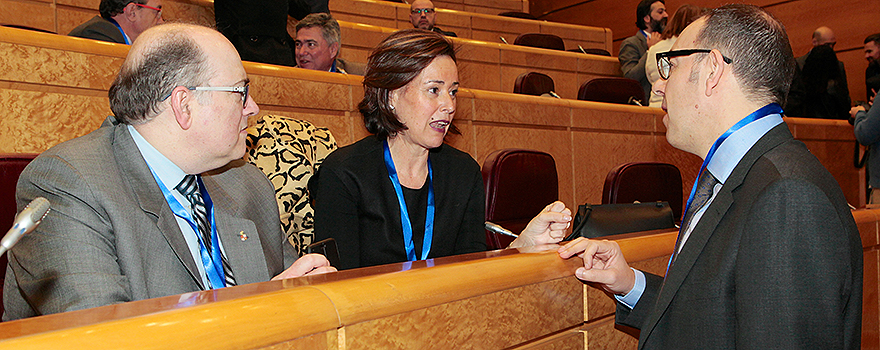 Juan de Dios Jódar, expresidente de los farmacéuticos de Valladolid, y Marta Fernández Teijeiro, presidenta de los farmacéuticos de Cantabria, charlan con Francisco Fernández, director de Comunicación de Farmaindustria.