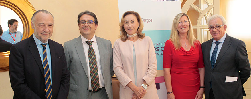 José María Pino, presidente de Sanitaria 2000, junto a los consejeros de Sanidad de cuatro autonomías: José María Vergeles (Extremadiura), María Martín (La Rioja), Patricia Gómez (Baleares) y Jesús Sánchez Martos (Comunidad de Madrid).