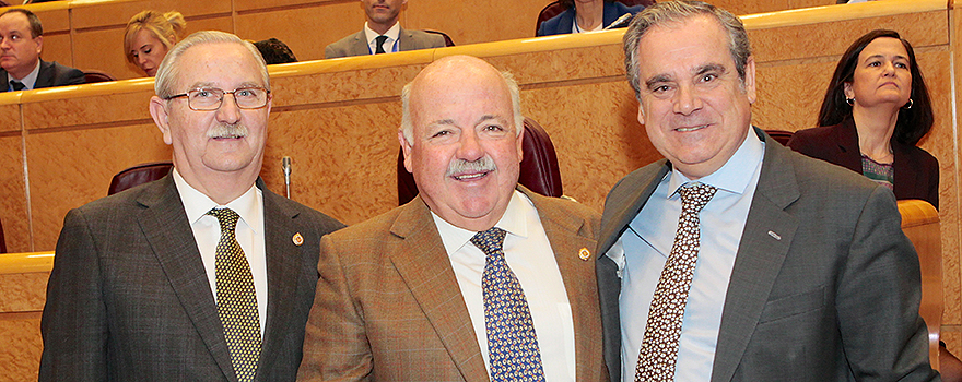 Serafín Romero, presidente de la OMC; Jesús Aguirre, senador del Partido Popular, y Jesús Aguilar, presidente del Consejo General de Farmacéuticos.