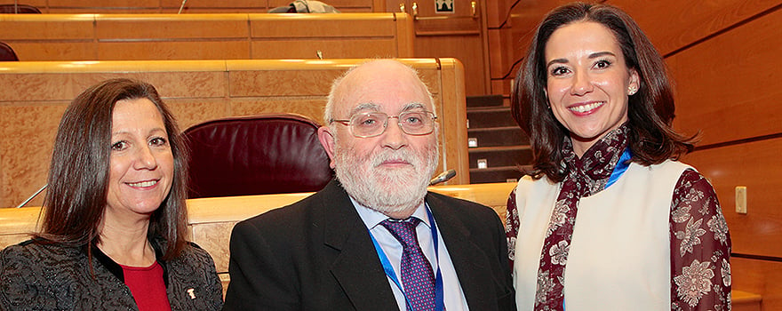 Alba Soutelo, presidenta del Colegio de Farmacéuticos de Pontevedra, junto a Ángel Garay y Raquel Martínez, presidentes de los consejos de farmacéuticos de País Vasco y Castilla y León.Noa Laug