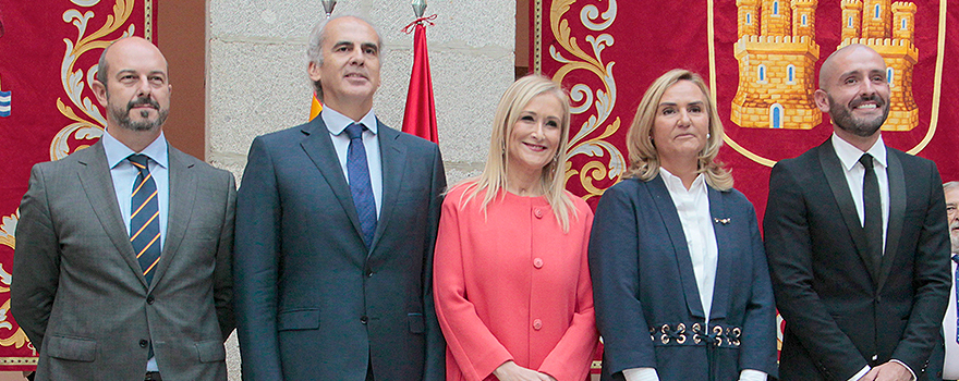 La presidenta Cifuentes posa con los nuevos miembros de su equipo de Gobierno.