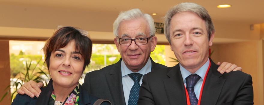 El consejero de Sanidad de la Comunidad de Madrid, Jesús Sánchez Martos (en el centro) junto a su jefa de gabinete, María Ángeles Camacho y Adolfo Ezquerra.