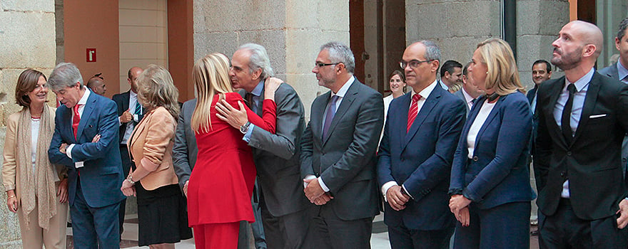 La presidenta de Cristina Cifuentes junto a los altos cargos de la Comunidad de Madrid que han tomado posesión hoy del cargo.