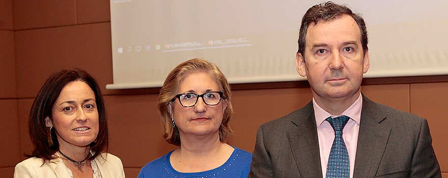 Los miembros de la segunda mesa del foro: Amelia Martín, Rosario Heras y Antonio Troncoso.