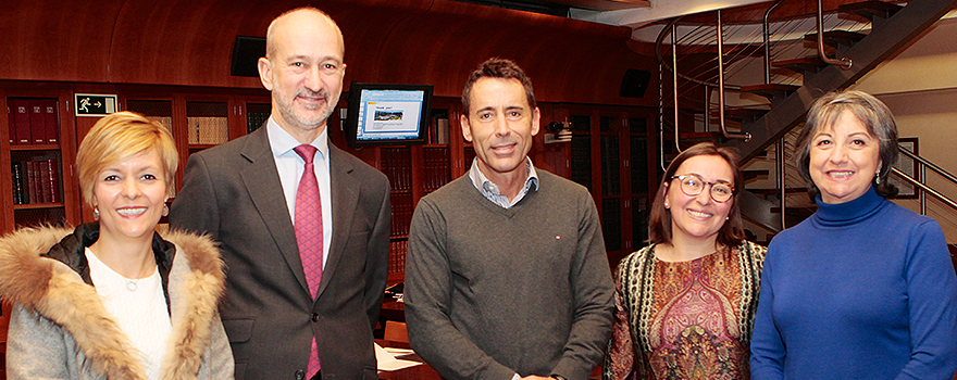 María Martín y José Luis García, ambos de Merck; Nacho García, director de Asistencia Sanitaria del IB-Salut; Nuria Rodríguez Salas, directora de la Cátedra de Medicina de Innovación de la Universidad Autónoma de Madrid, y María Elena Sánchez Santos, del Servicio de Oncología Radioterápica del Hospital La Paz.