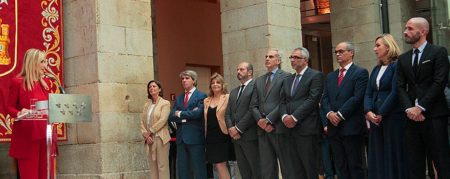 La presidenta de Cristina Cifuentes junto a los altos cargos de la Comunidad de Madrid que han tomado posesión hoy del cargo.