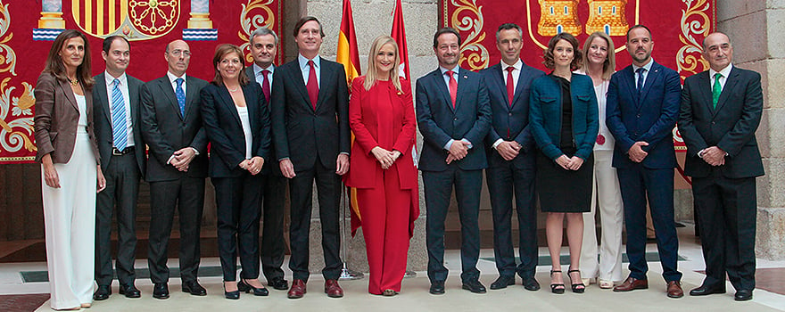 La presidenta de Cristina Cifuentes junto a los altos cargos de la Comunidad de Madrid que han tomado posesión hoy del cargo.