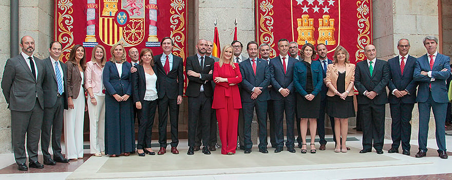 Foto de familia del Ejecutivo madrileño con los nuevos altos cargos.