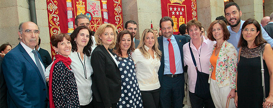 La presidenta de Cristina Cifuentes junto a los altos cargos de la Comunidad de Madrid que han tomado posesión hoy del cargo.