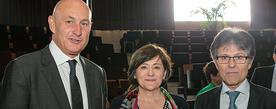 Jordi Martí y Humberto Arnés. En el centro, Carmen Ruiz, directora de Organización del IDIS.