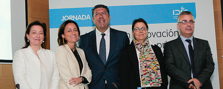 Marta Maislán, de Roche; Amelia Martín Uranga, responsable de la Plataforma de Medicamentos Innovadores de Farmaindustria; Manuel Vilches; Sonia Sevilleja, de Pfizer, y Ángel Blanco, director de Organización y Procesos de Quirónsalud.