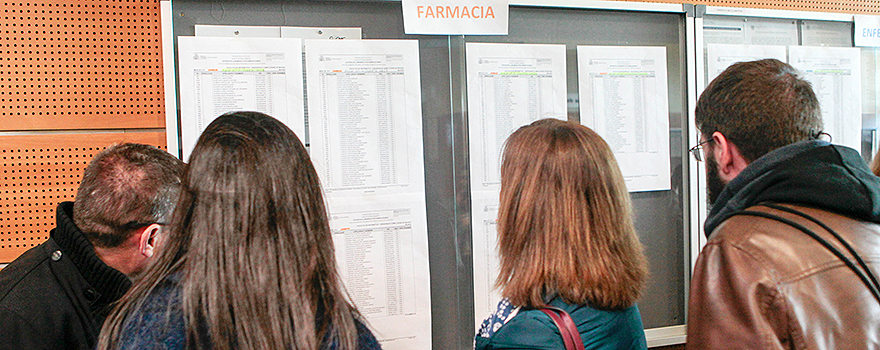 Futuraas FIR mirando las listas situadas en el interior de la Facultad de Derecho de la Universidad Complutense de Madrid.