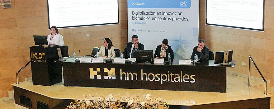 Marta Maislán, de Roche; Amelia Martín Uranga, de Farmaindustria; Manuel Vilches, director general del IDIS; Sonia Sevilleja, de Pfizer, y Ángel Blanco, de Quirónsalud.