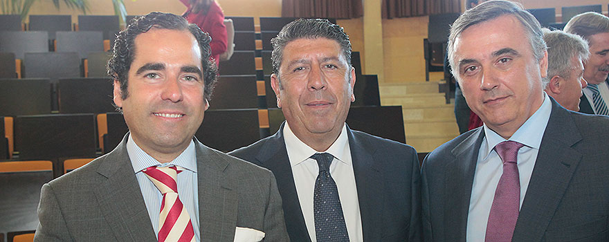 Anrtonio Sánchez, director general de Muface, junto a Manuel Vilches y Pablo González Pérez, director general y vicepresidente del IDIS.
