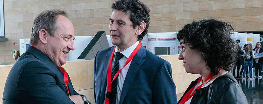 Javier Castrodeza, Oriol Estrada y Anna Torres, coordinadora de la unidad de HAD del hospital Dos de Mayo de Barcelona. 