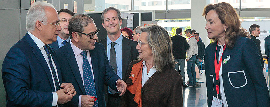 Inmaculada Torres charla con José Ignacio Ceniceros y José Miguel Acitores del Área de Salud de La Rioja ante la mirada de María Martín. 