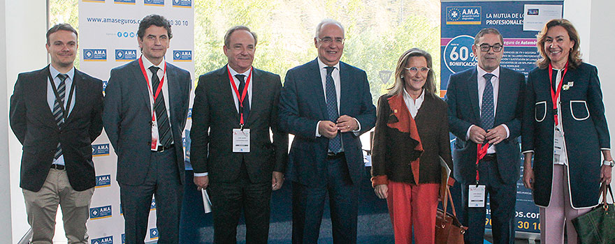Estrada, Castrodeza, Ceniceros, Torres, Acitores y Martín posan con el representante de AMA en el stand de la aseguradora. 