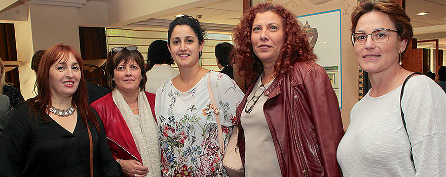 Loli Presa, Pilar Lugo y Diana Luque, del Hospital Álvarez Cunqueiro de Vigo. A la derecha, Francisca Luego e Isabel Arceo de la Asociación Gallega de Lupus (Agal).