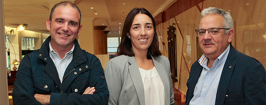 Alfredo Silva, director asistencial de la EOXI Lugo, Leire Sopuerta, responsable de Relaciones Institucionales de Sanitaria 2000, y Carlos Somoza, subdirector responsable del Área Quirúrgica de la EOXI de Lugo.