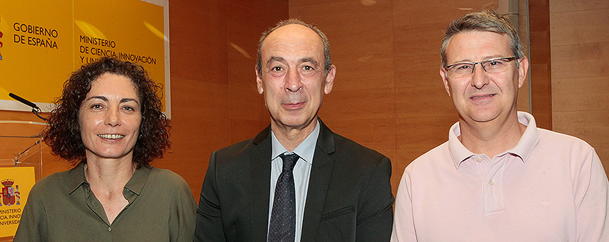 Sonia González y Andrés Esteban, acompañan a Ernesto Abati (en el centro), Oficial Mayor del acto de investidura del Ministerio de Ciencia. 