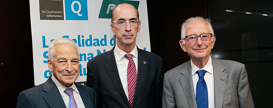 De izquierda a derecha; Miguel Carrero, presidente de PSN; Jesús Vázquez Almuíña, consejero de Sanidad de Galicia y Alfredo Milazzo, presidente de la Fundación Ad Qualitatem.