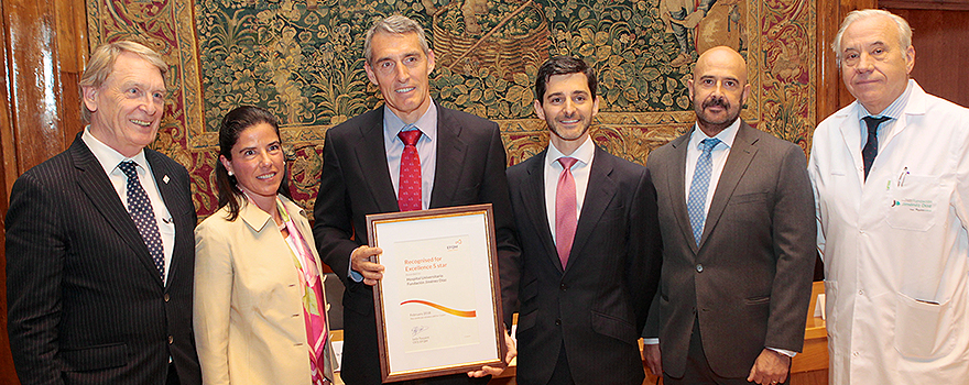 Leon Tossaint, Eva María Sáez, directora de calidad del Hospital Fundación Jiménez Díaz, Juan Antonio Álvaro de la Parra, Héctor Ciria, Jesús María Rodríguez Alejandre y Javier Guerra, posan con el sello de calidad EFQM 5 Estrellas.