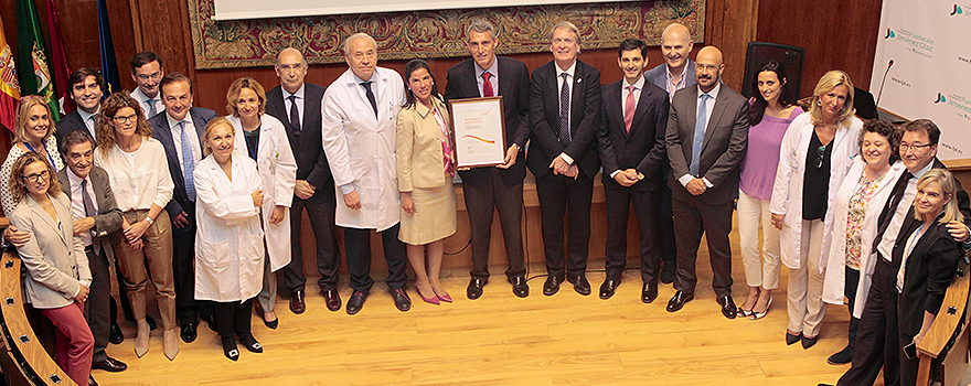Foto de familia de los directivos del Hospital Fundación Jiménez Díaz con el sello de calidad EFQM 5 Estrellas.