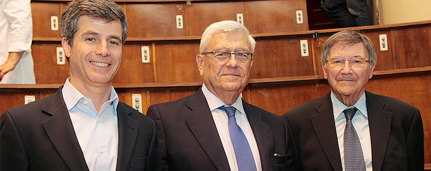 Adolfo Fernández-Valmayor, secretario general del IDIS, Eugenio Martínez, vicepresidente del patronato de la Fundación Jiménez Díaz y Francisco Castellano, miembro del patronato de la Fundación Jiménez Díaz.
