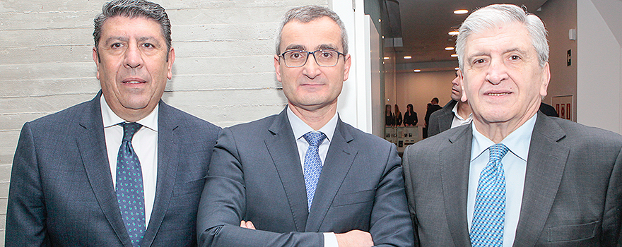 Manuel Vilches, director general del IDIS; Jesús Bonilla, director general de Sanitas Hospitales; y Enrique Porres, CEO de Asisa.