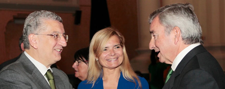 El consejero de Sanidad de Aragón, Sebastián Celaya, junto a la diputada de Ciudadanos, Elena Faba, y el presidente del Grupo DKV, Javier Vega. 