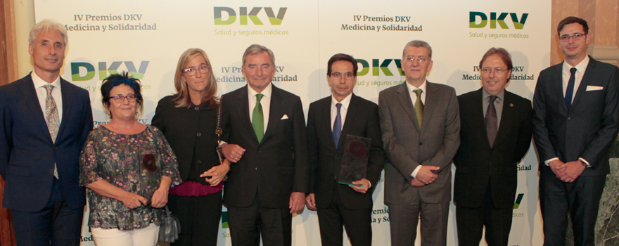 El jutado y los galardonados en los IV Premios DKV Medicina y Solidaridad.